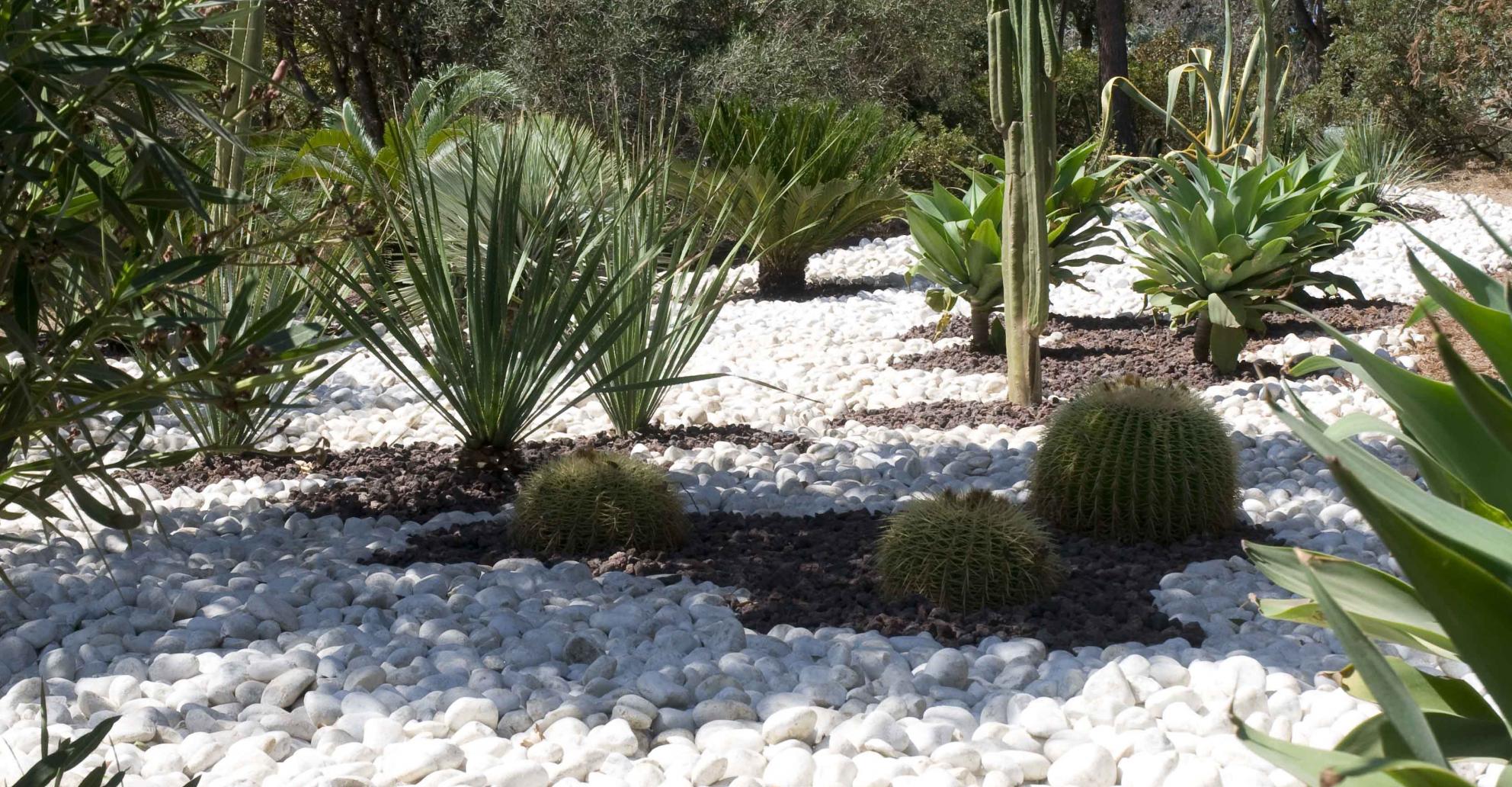 Réalisation Art Paysage Ajaccio en galets blancs de Carrare et pouzzolane 