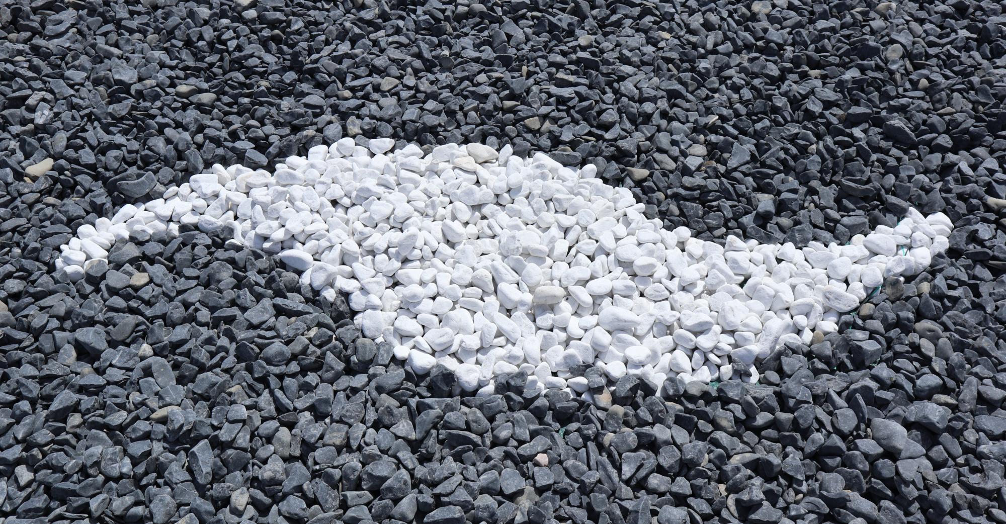 Forme en galets blancs de Carrare sur galets noirs Igea