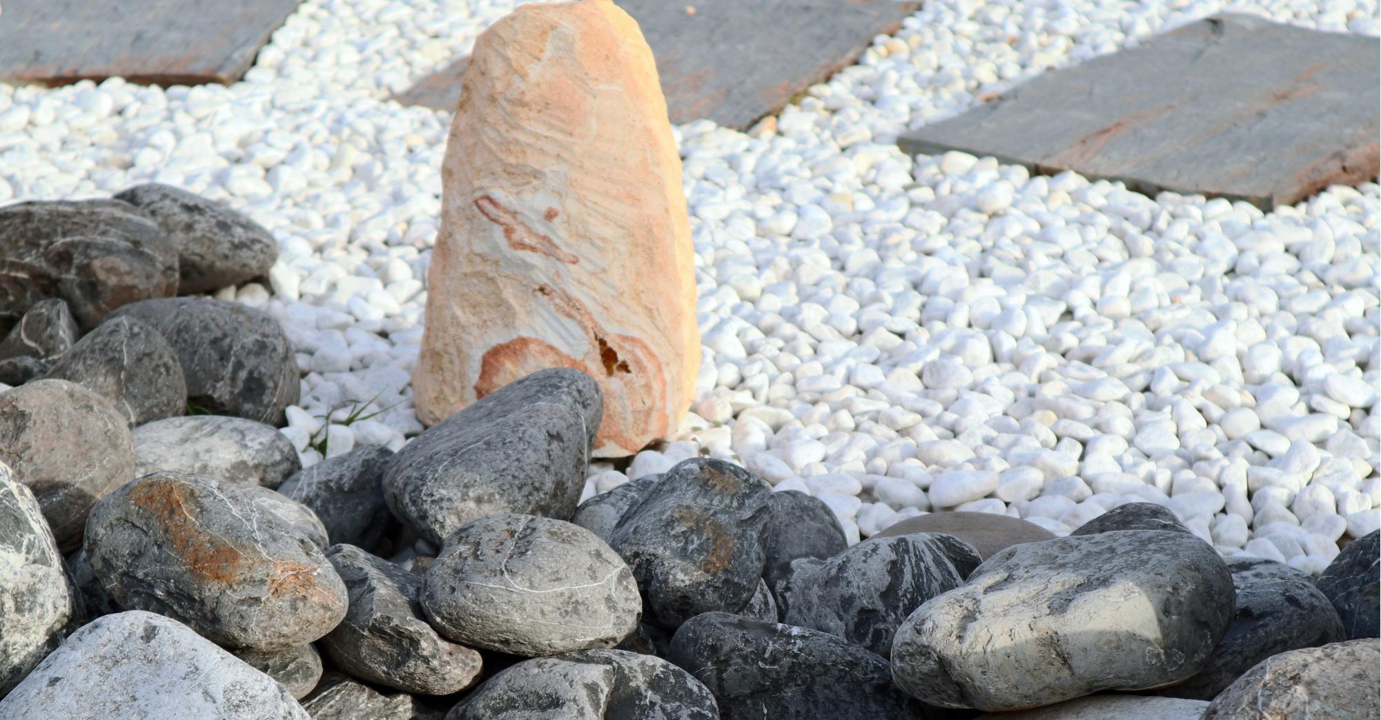 Galets noirs Vulcain, galets blancs de Carrare, monolithe arc en ciel, pas japonais en schiste