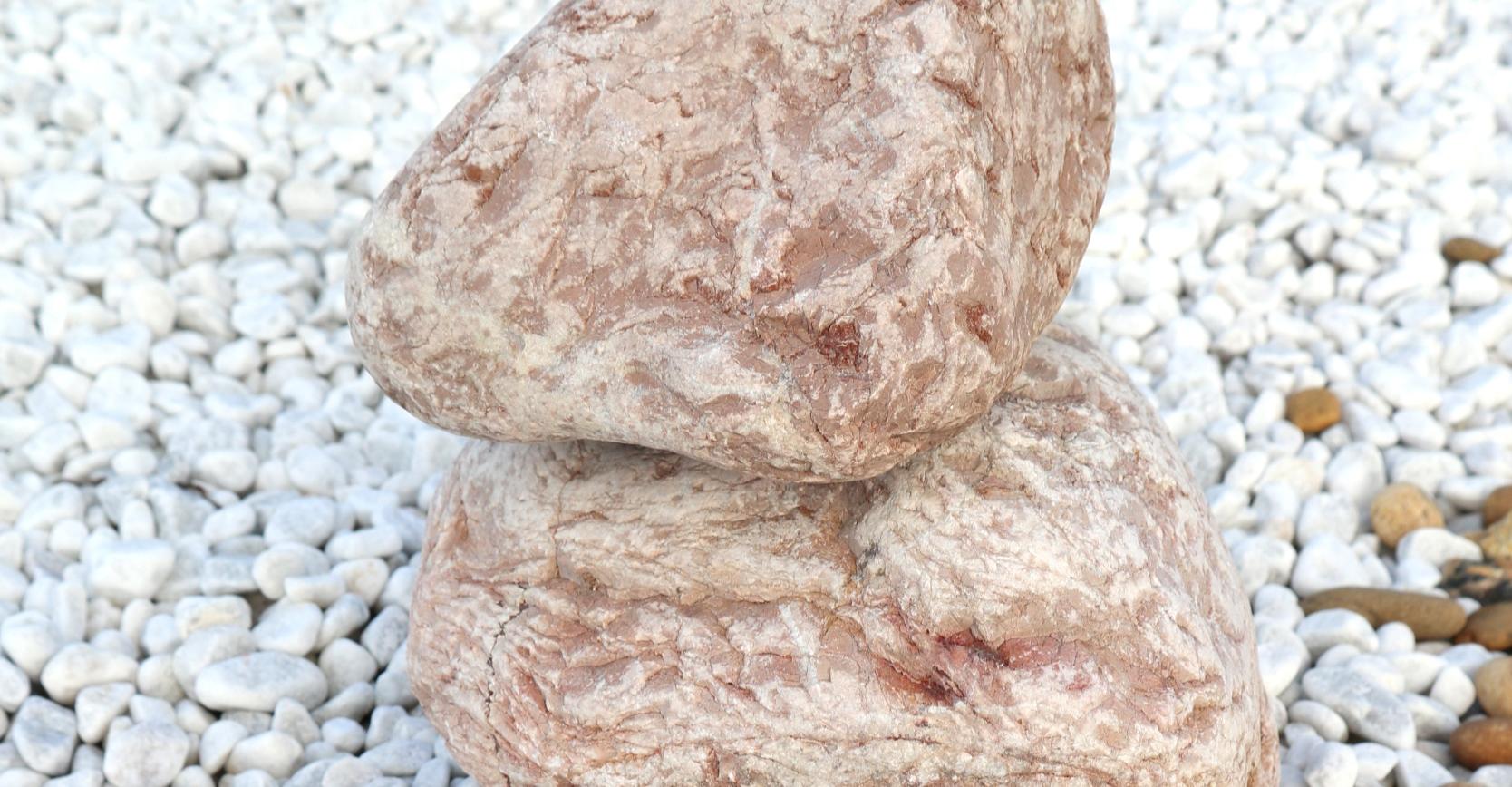 Contour bassin en quartzite beige, margelles en travertin, galets roses d'Égée en 20/40, paillettes de schiste ardoisier
