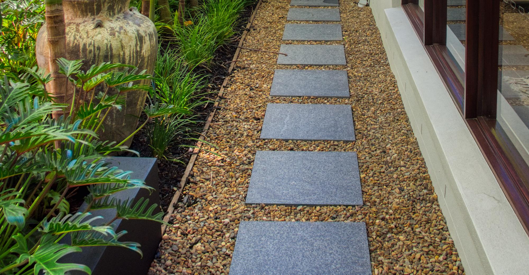 Allée en galets jaunes de Vergeze et pas japonais gris