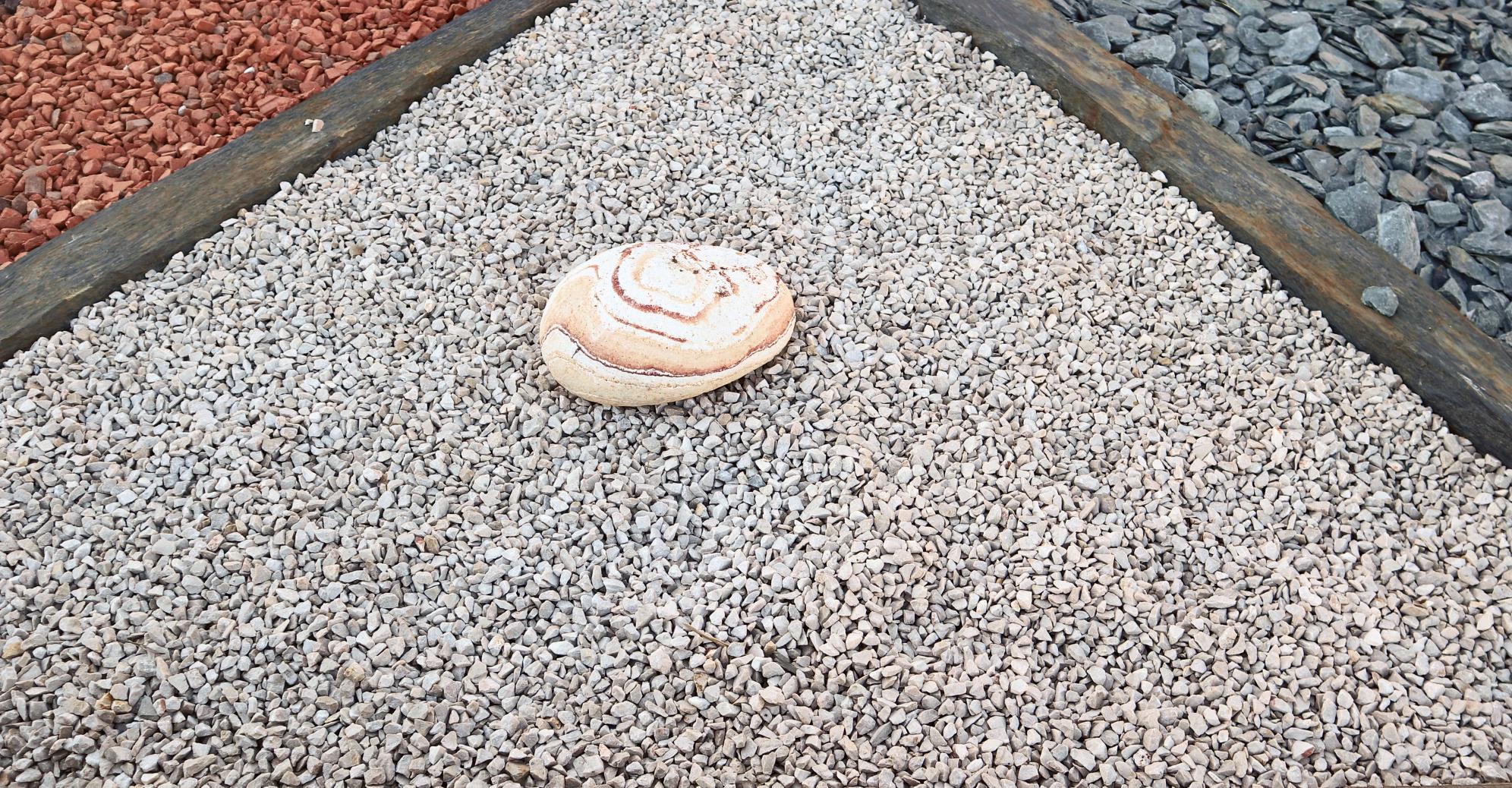 Brique pilée, gravier beige, galet arc-en-ciel, paillettes de schiste ardoisier, bordures en schiste