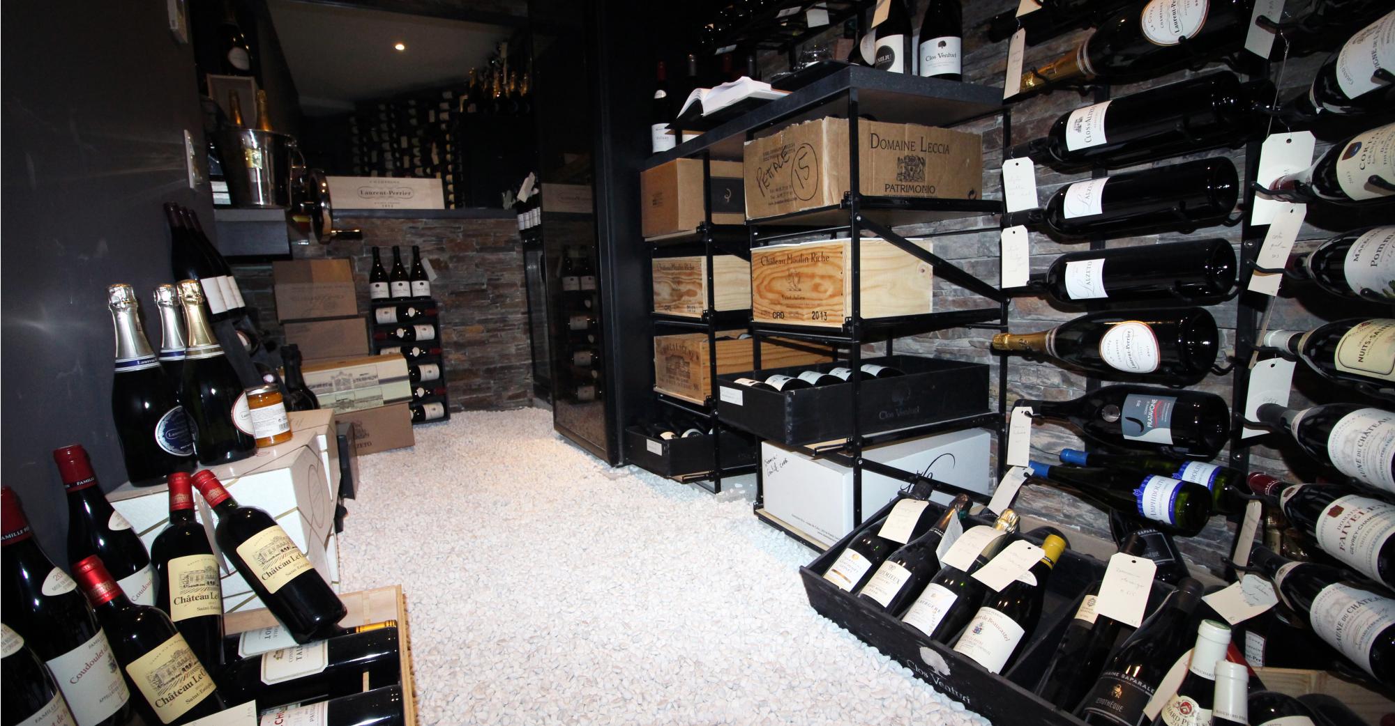 Sol d'une cave à vin en gravier blanc de Carrare