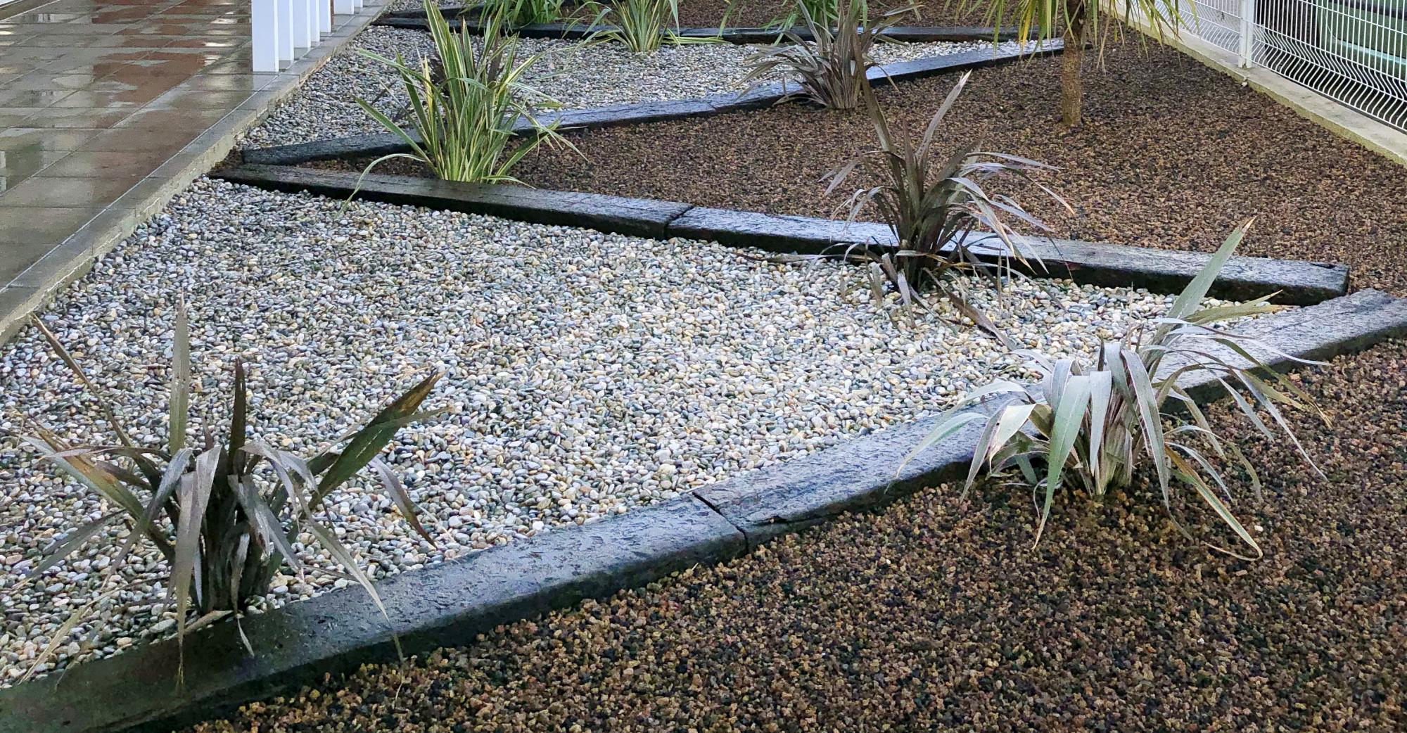 Galets gris de durance, traverses en bois brut, pouzzolane