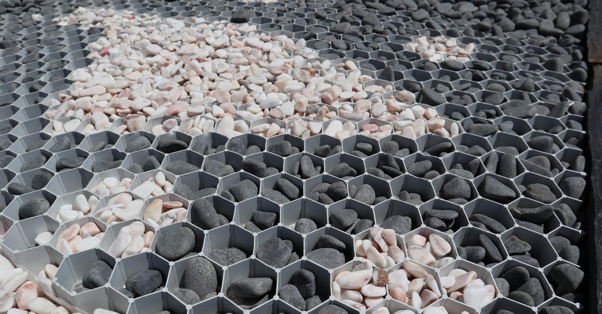 Galets roses et blancs, galets noirs de Basalte, stabilisateur gravier, en vente chez Roches et Galets