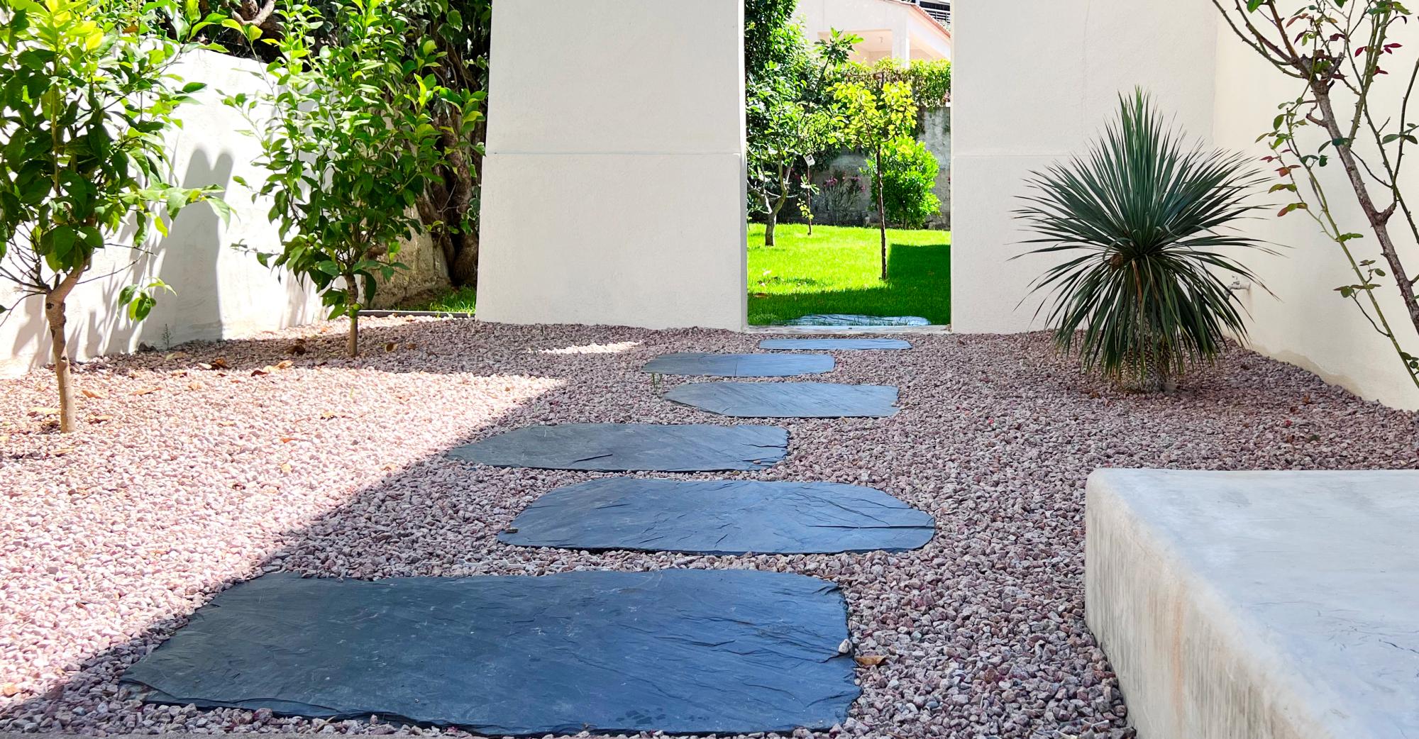 Réalisation paysagiste Ortu Corsu avec concassé rose Méditerranée et pas japonais en ardoise