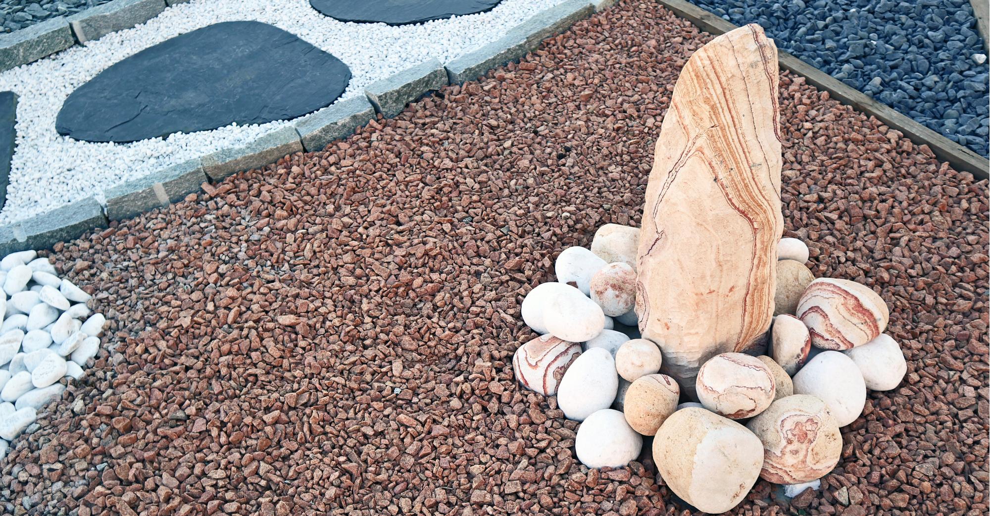 Graviers roses de Méditerranée, galets et monolithe arc-en-ciel, bordures en pierre de Luzerne, galets blancs en marbre de Carrare, pas japonais en ardoise, graviers blancs, galets noirs Igea