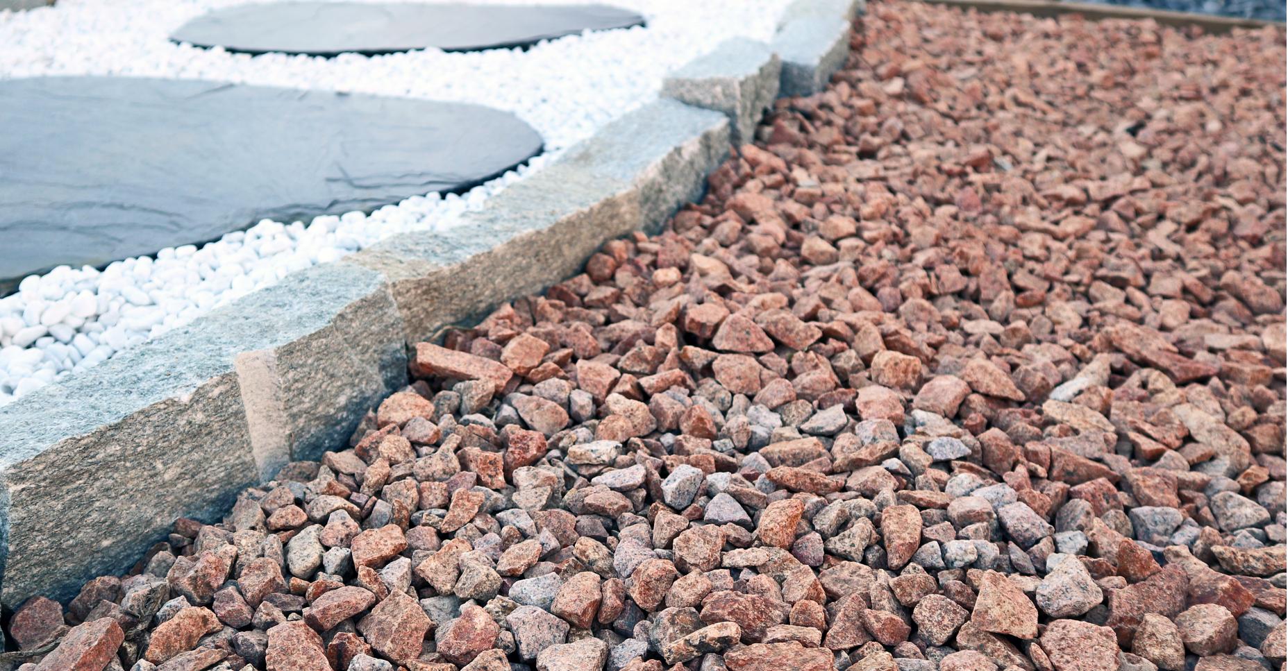 Graviers roses de Méditerranée, barrettes en pierre de Luzerne, graviers blancs de Carrare, pas japonais en ardoise