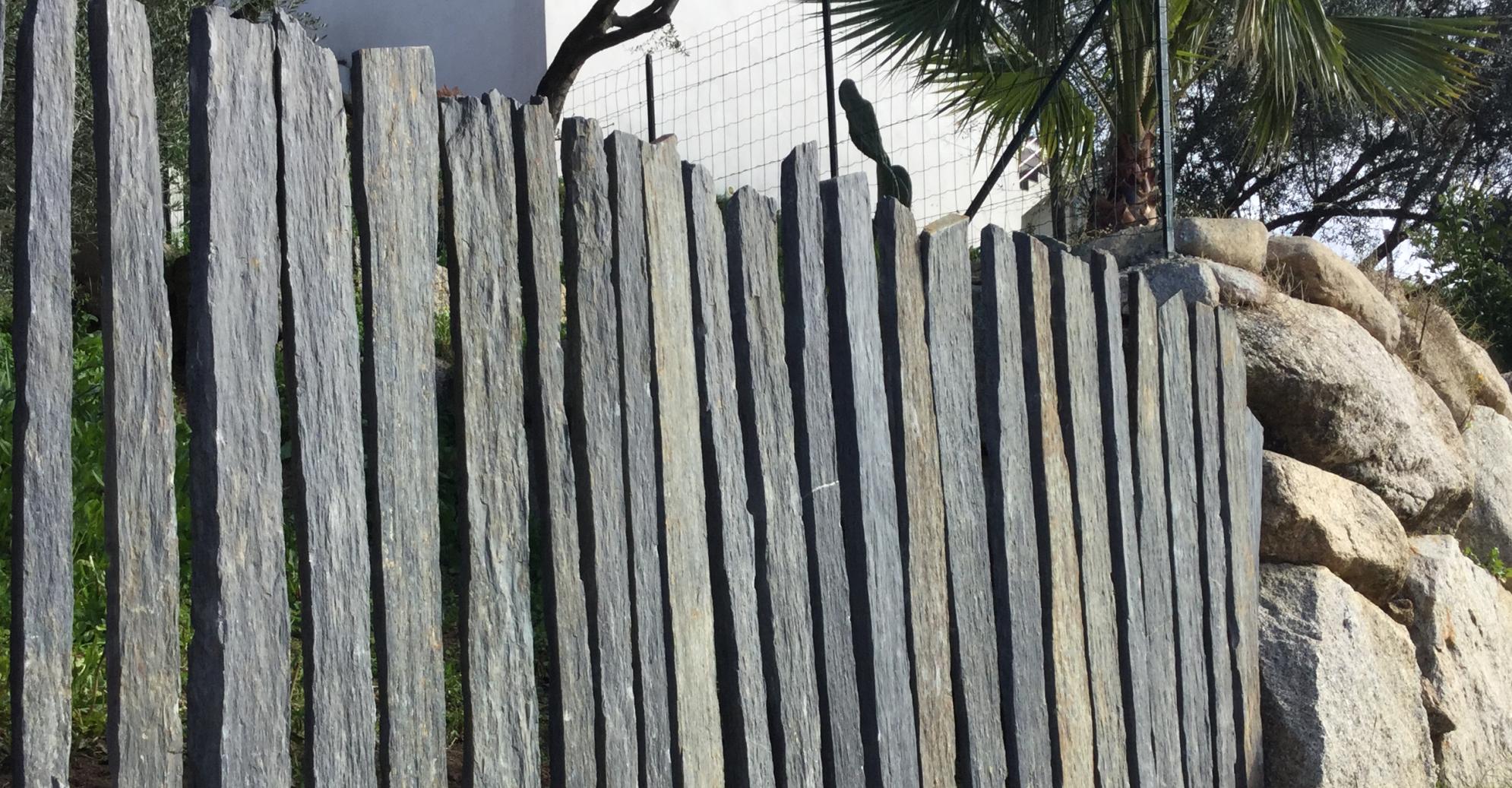 Bordure en piquets de schiste