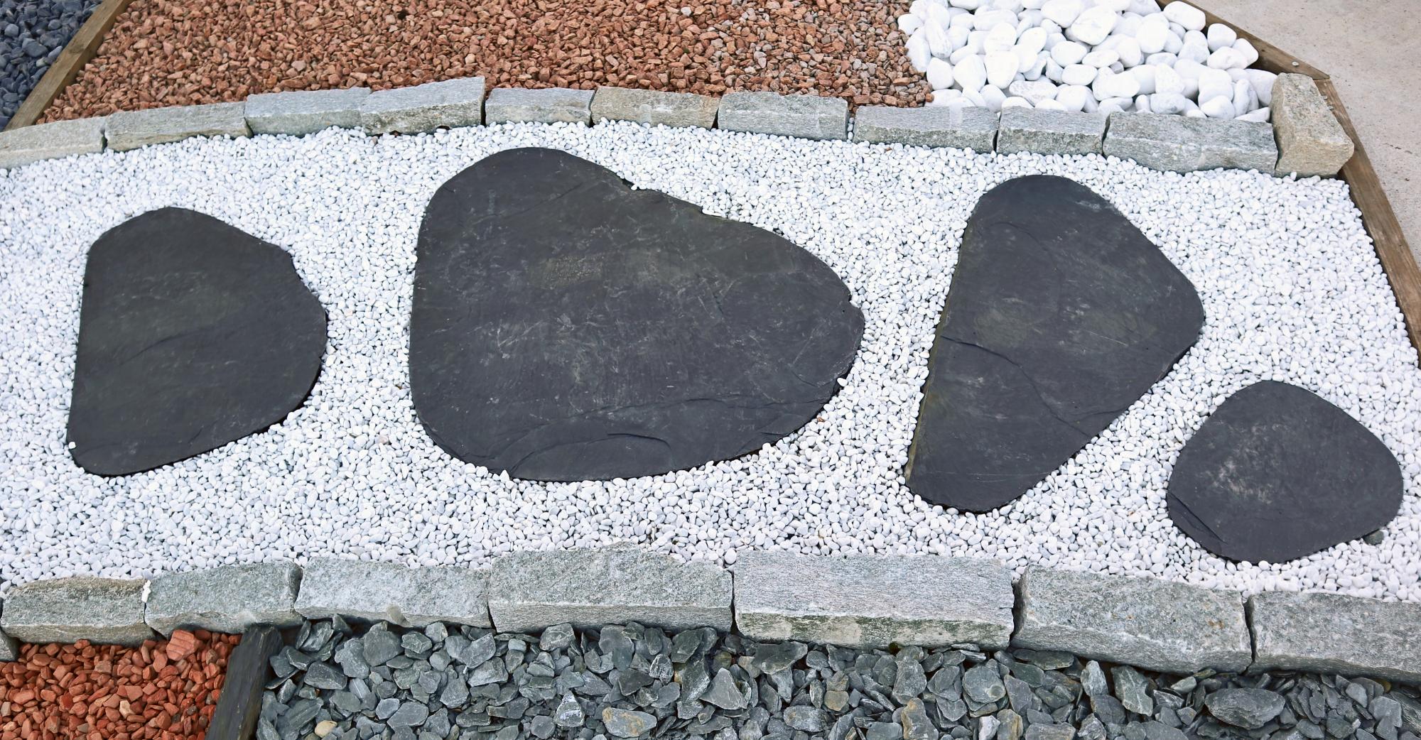 Pas japonais en ardoise sur galets blancs de Carrare, bordures en pierre de Luzerne, paillettes de schiste ardoisier, brique pilée, graviers roses de Méditerranée, galets blancs de Carrare