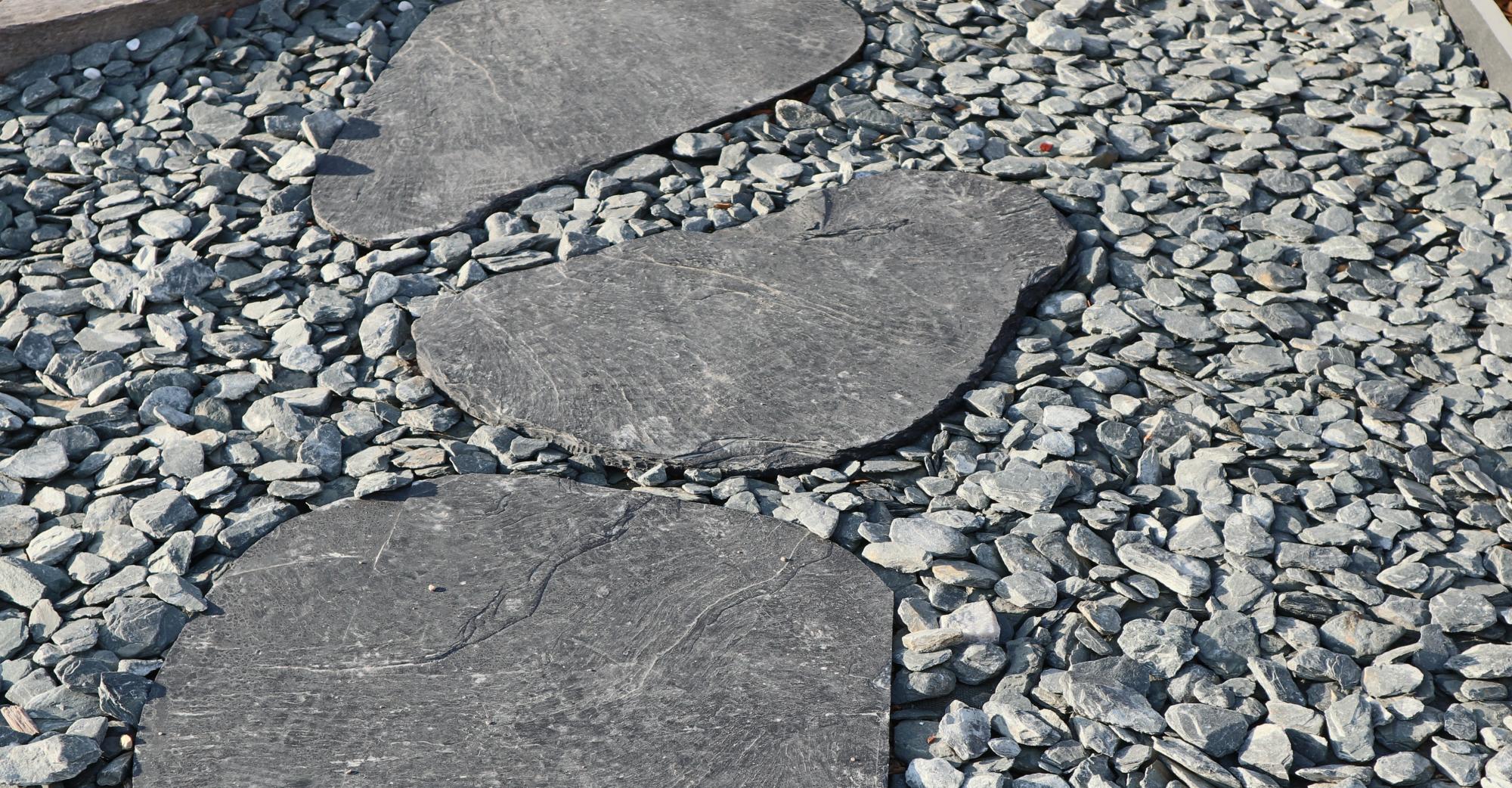 Pas japonais irréguliers en ardoise sur paillettes de schiste ardoisier