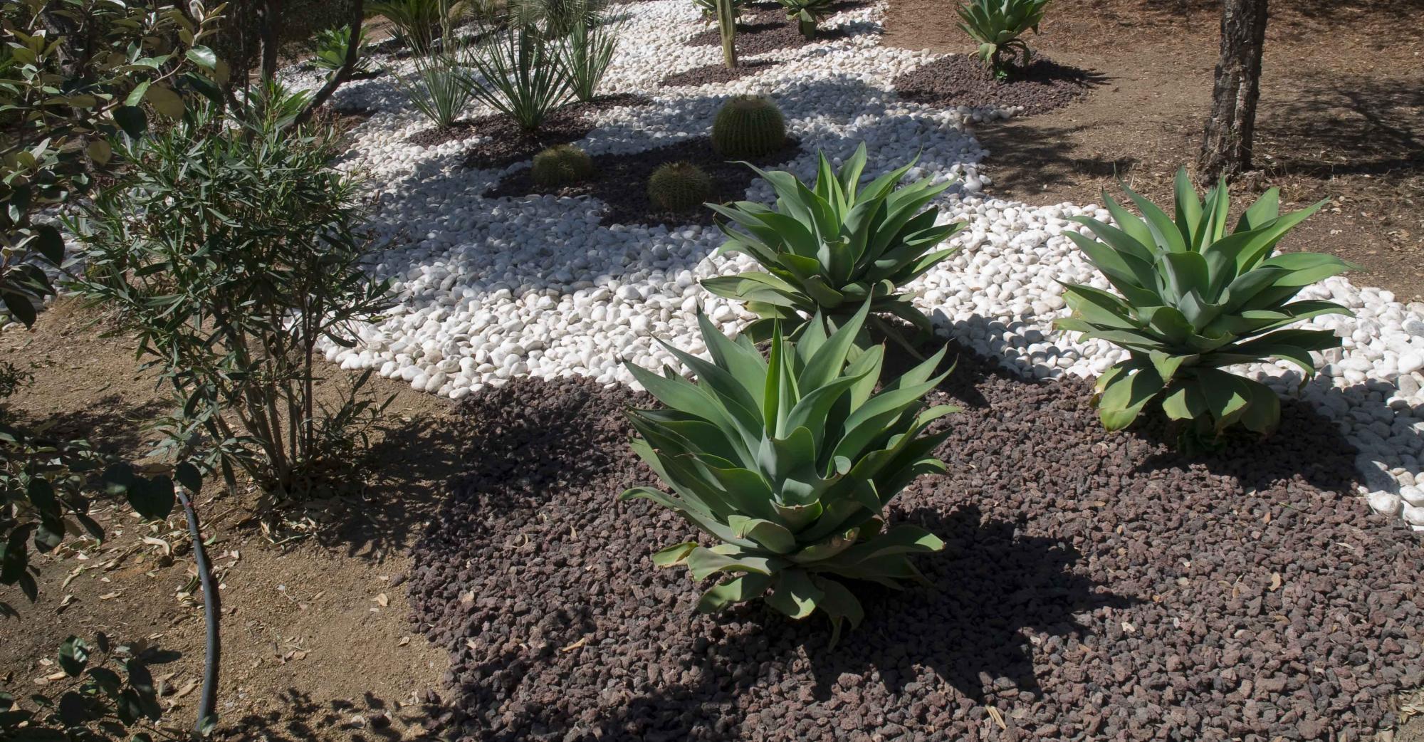 Réalisation Art Paysager Ajaccio avec pouzzolane et galets blancs de Carrare