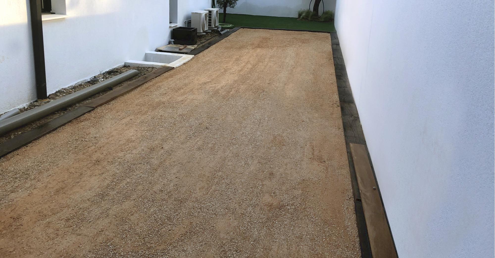 Terrain de boules avec sable 0/3 et traverses 