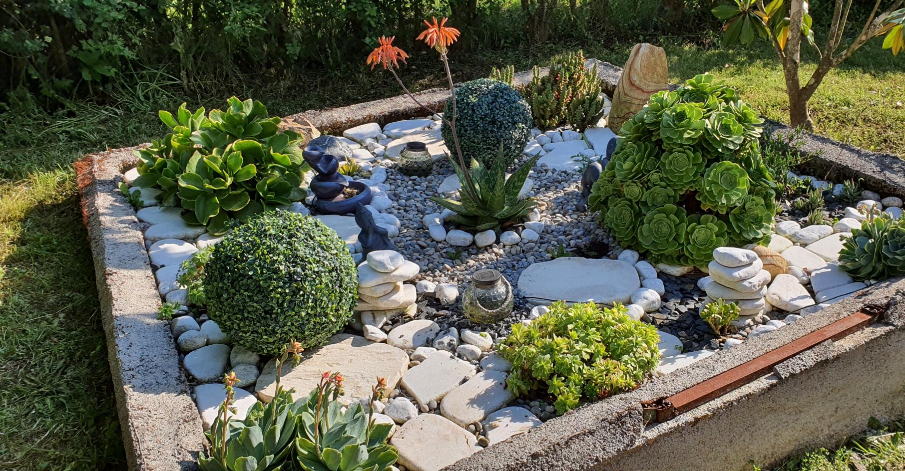 Réalisation client avec galets gris de Durance, galets blancs de Carrare et discus