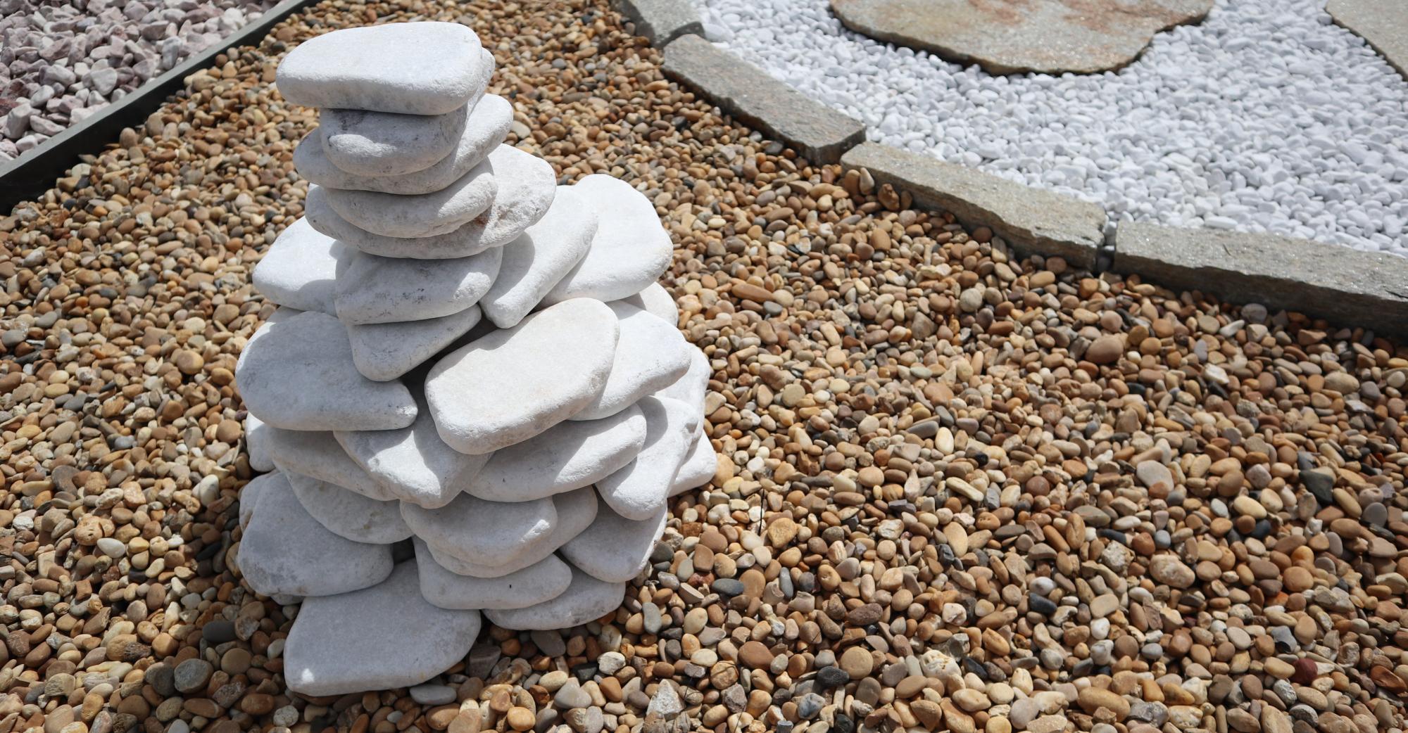 Discus blancs empilés, galets jaunes de Vergeze, bordure en pierre de Luzerne dorée