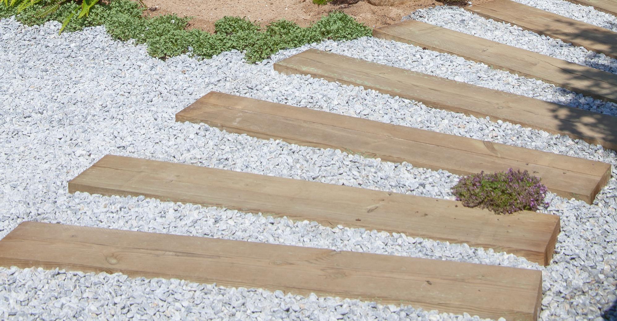 Escaliers en traverses de bois