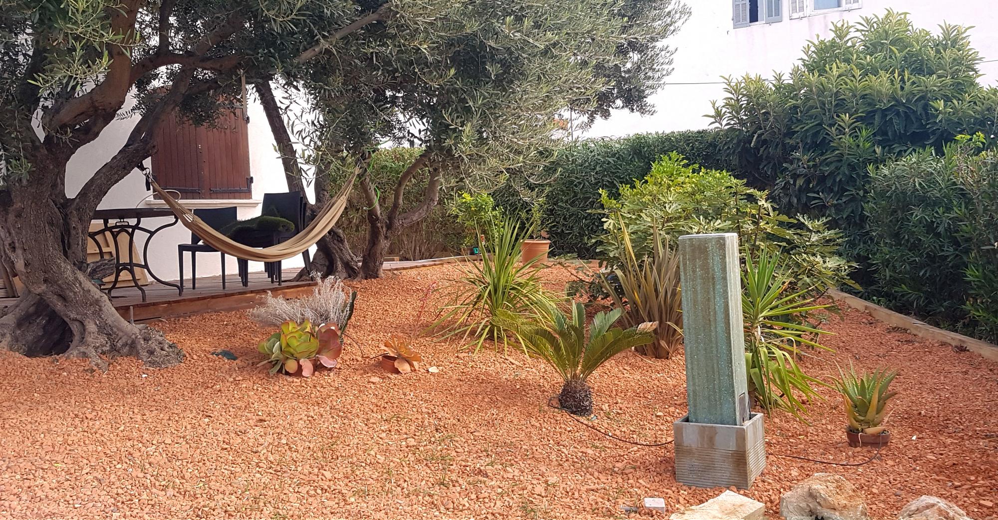 Aménagement jardin avec brique pilée