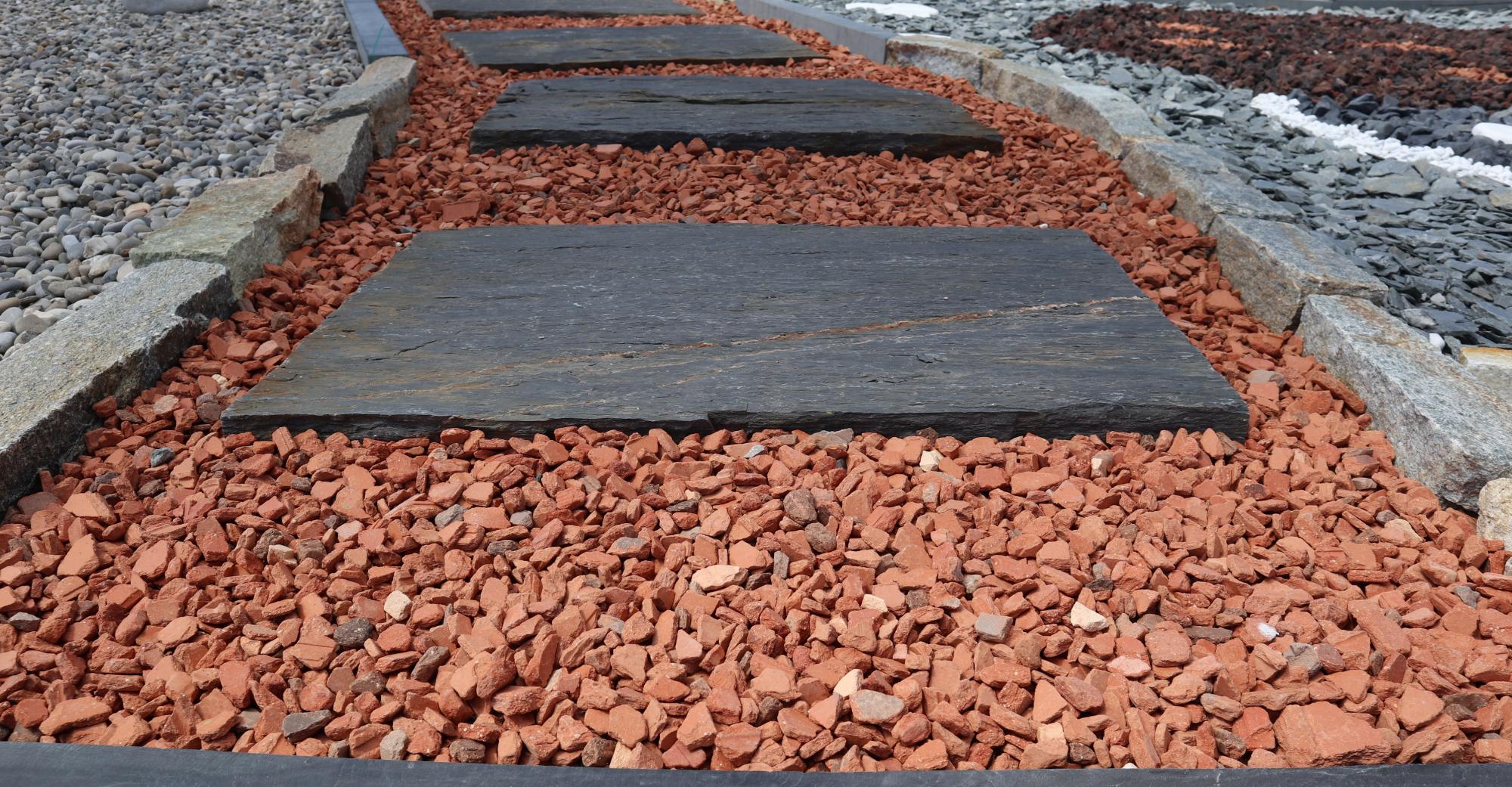 Pas japonais en schiste sur brique pilée