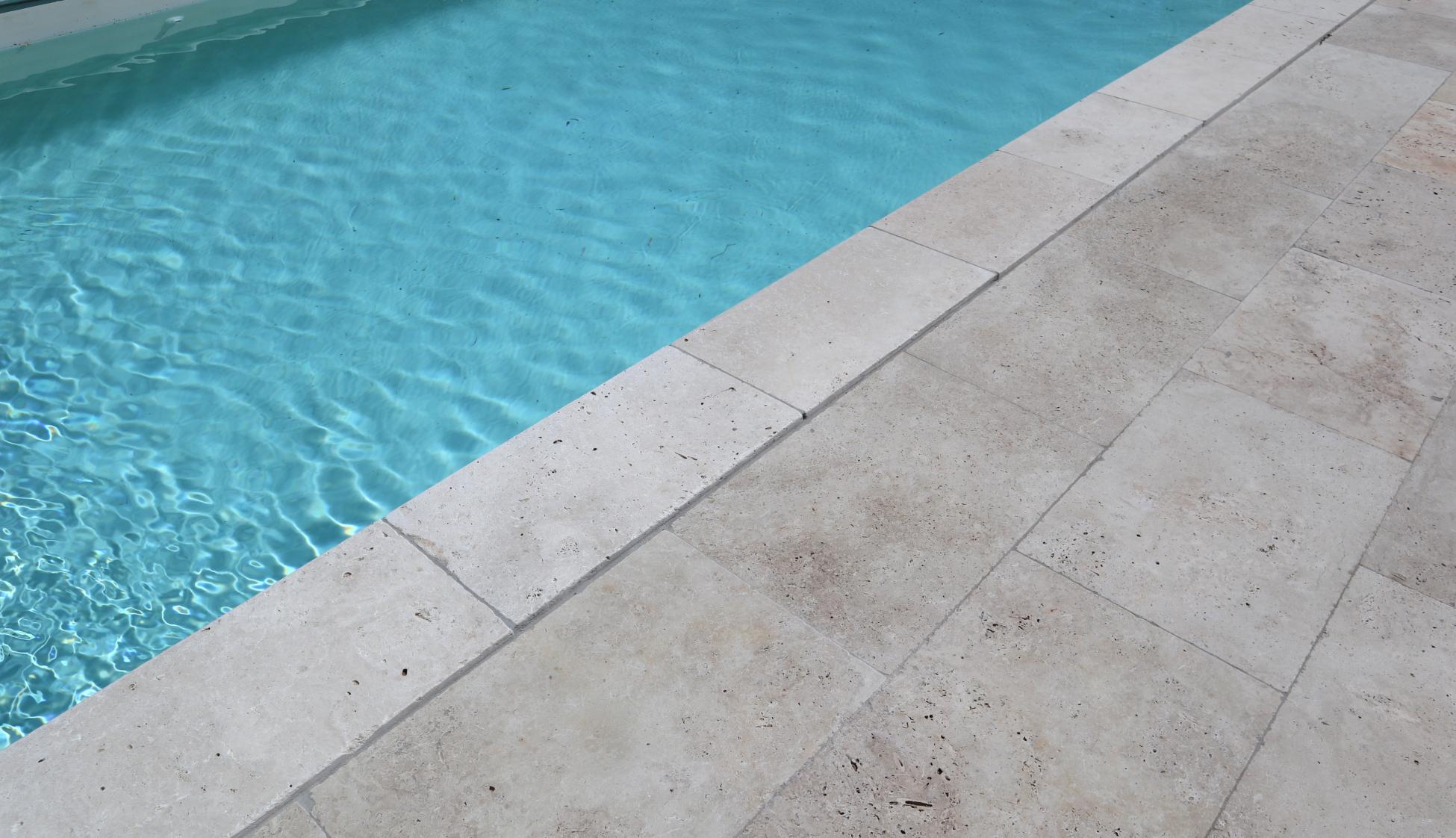 Plage de piscine en dalle travertin