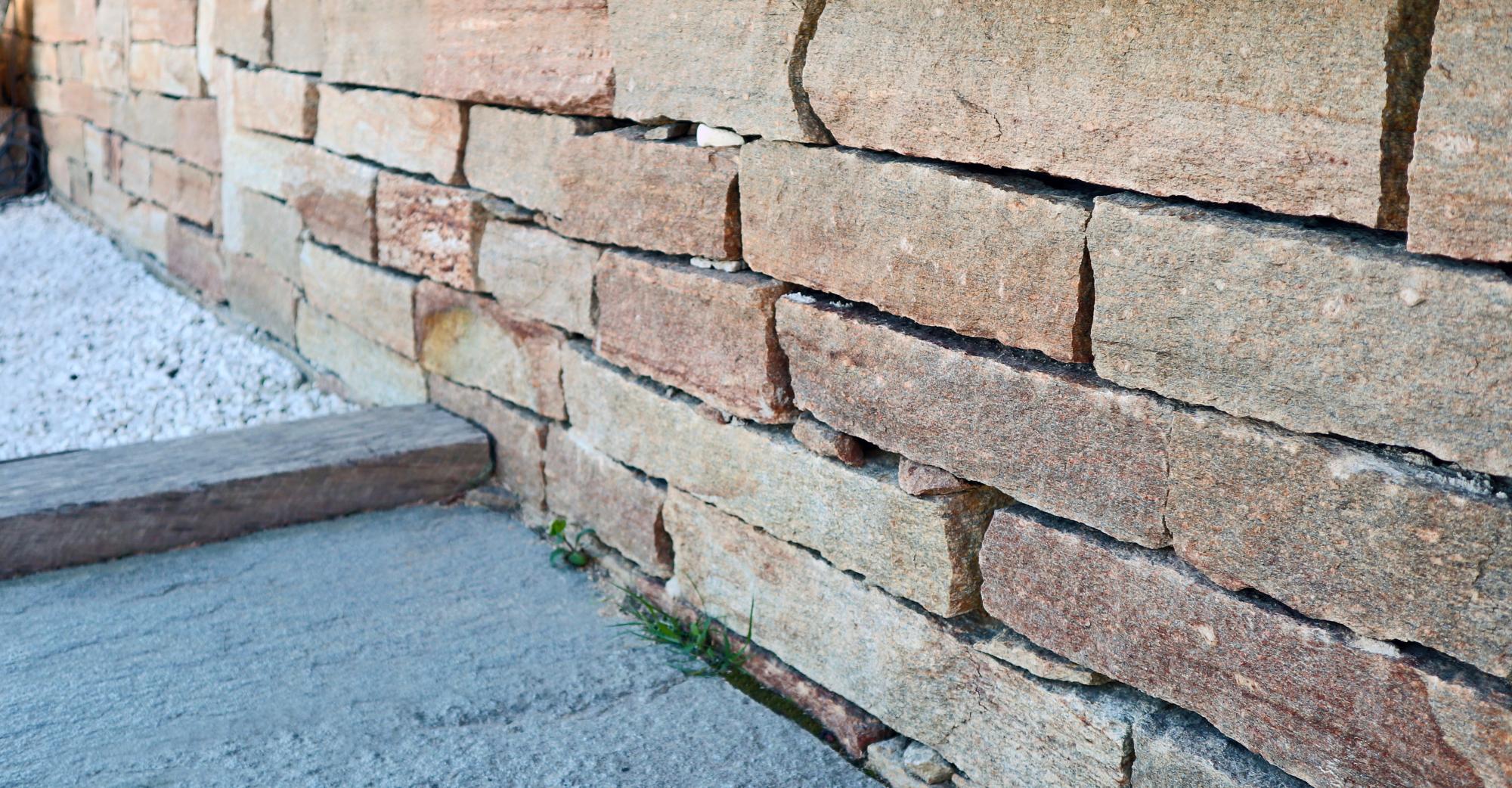 Muret en pierres de luserne dorée disponibles chez Roches et Galets
