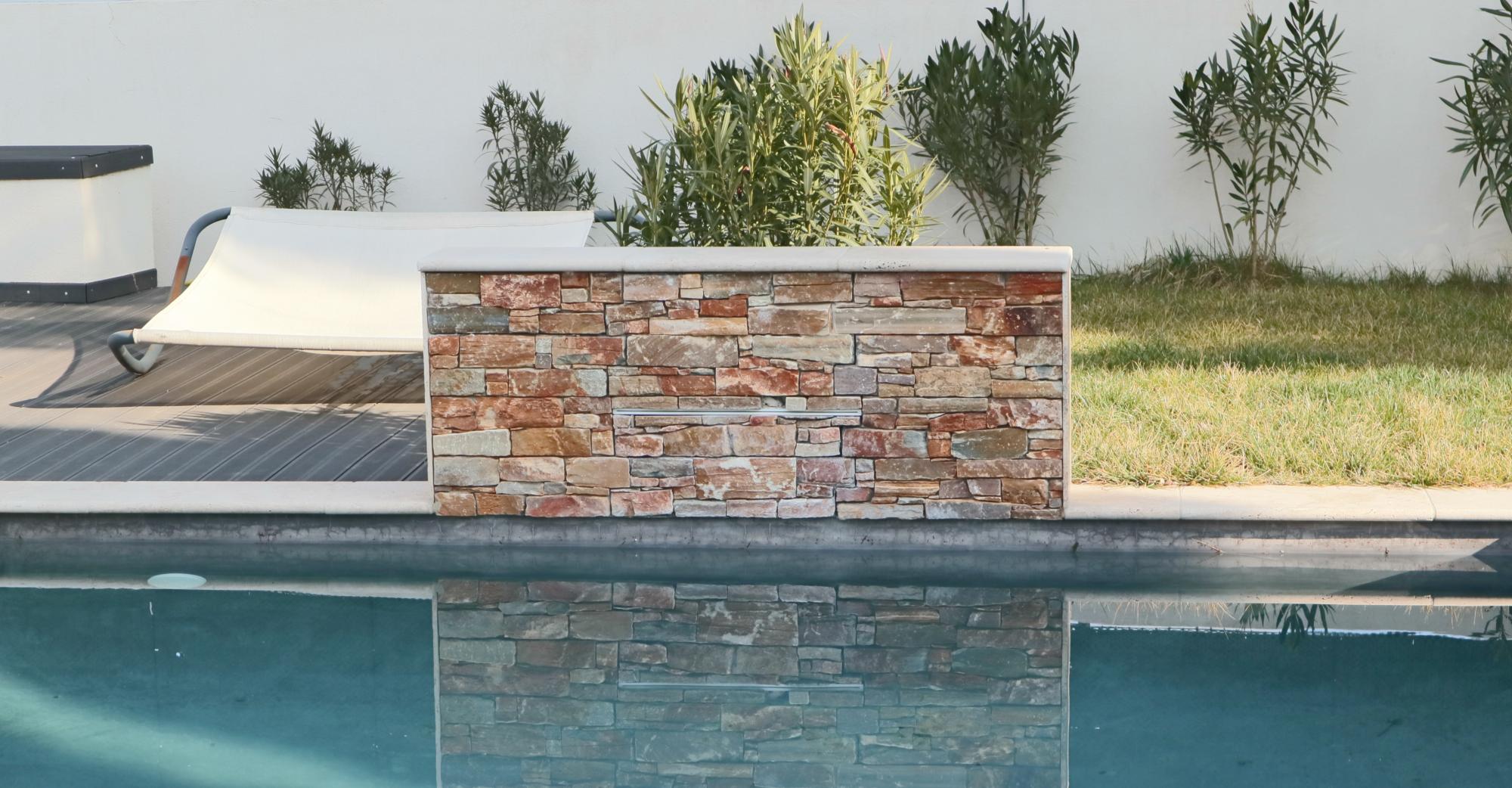 Muret de piscine en parement rustique rouge