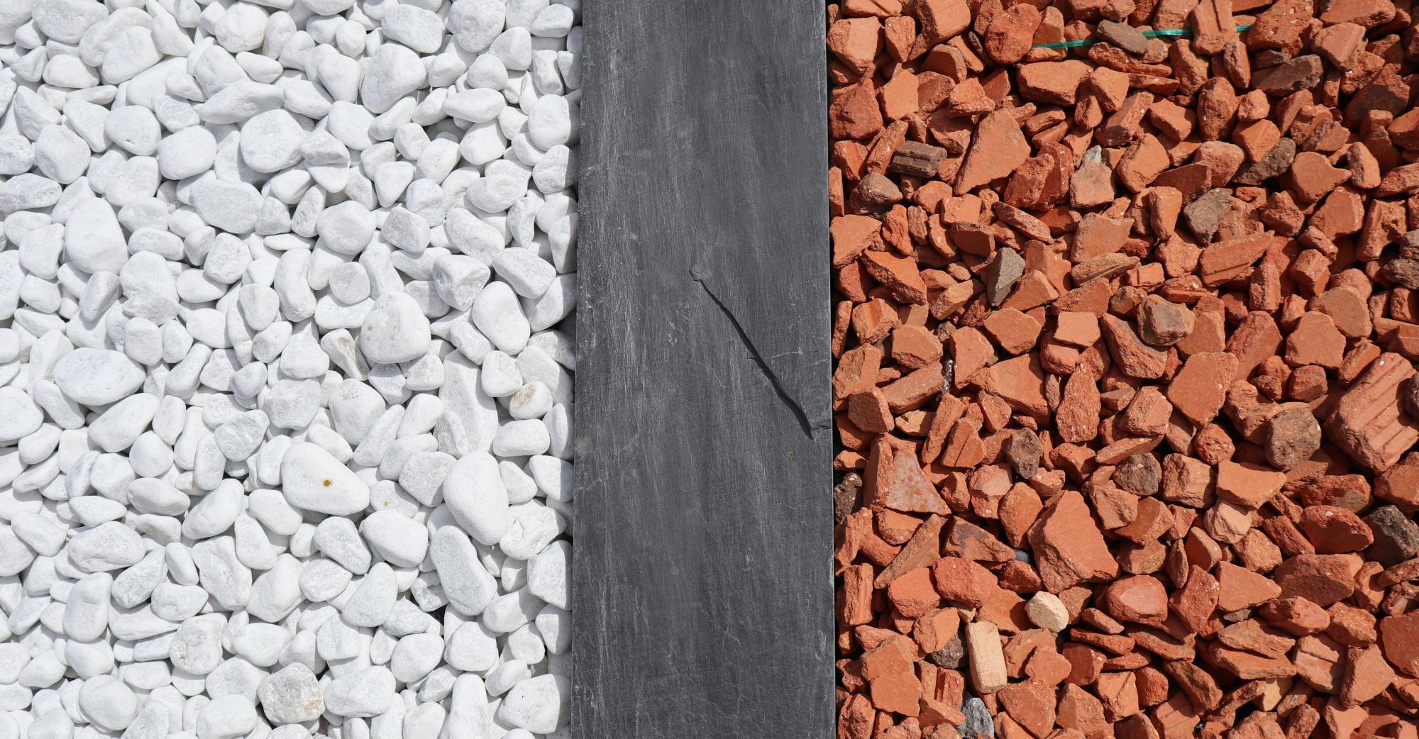 Galets blancs de Carrare, bordure Alix en ardoise, brique pilée