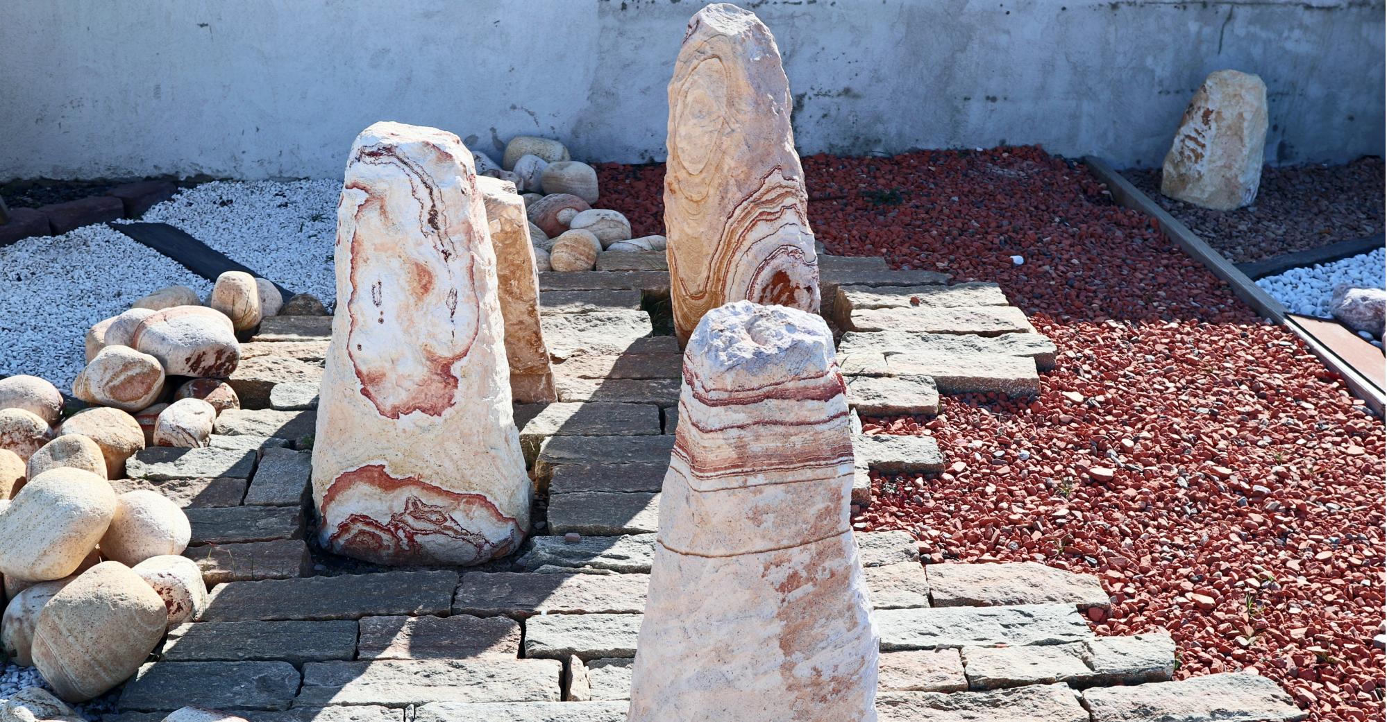 Monolithes arc-en-ciel, contour en barrettes de Luzerne dorées, galets arc-en-ciel, brique pilée