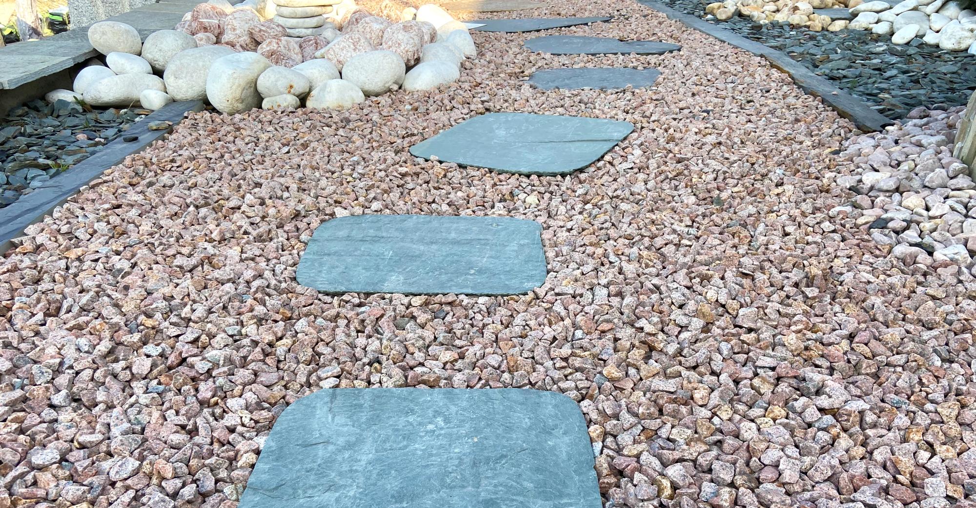 Pas japonais en ardoise verte sur gravier rose Méditerranée