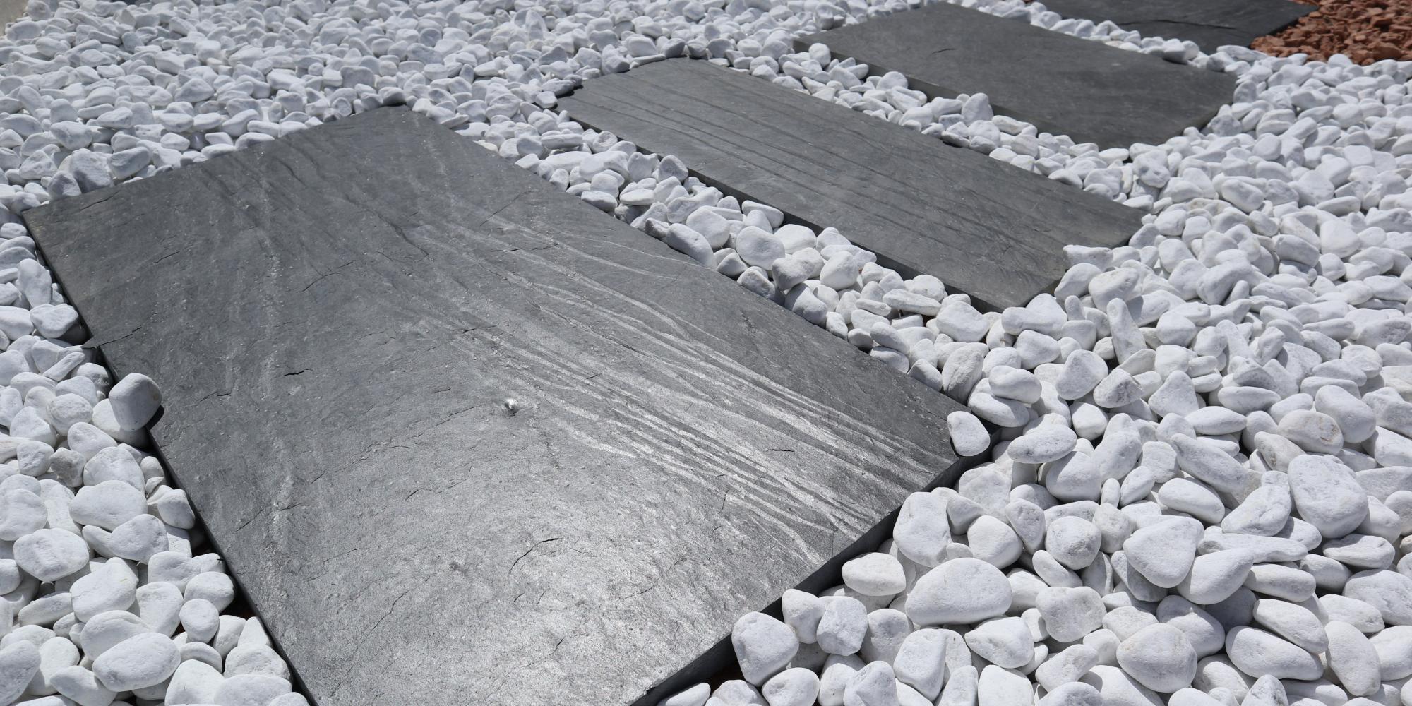 Pas japonais en ardoise chez Roches et Galets