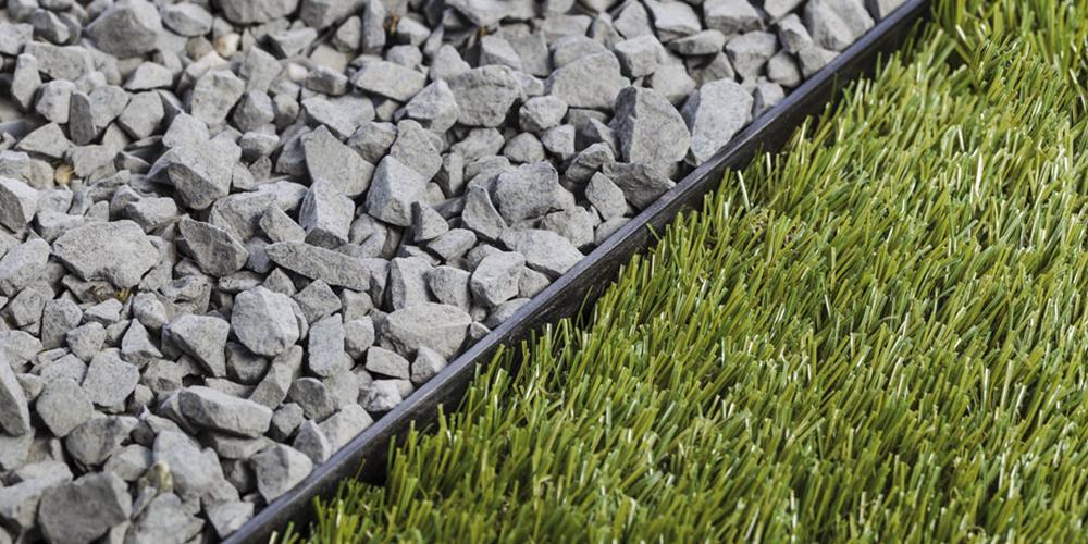 Bordure jardin 240 cm en polyéthylène noir. En vente chez Roches et Galets.