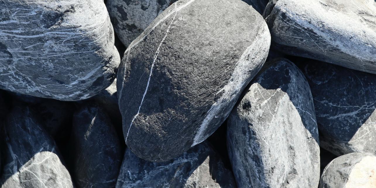 Galet noir vulcain en vente chez Roches et Galets