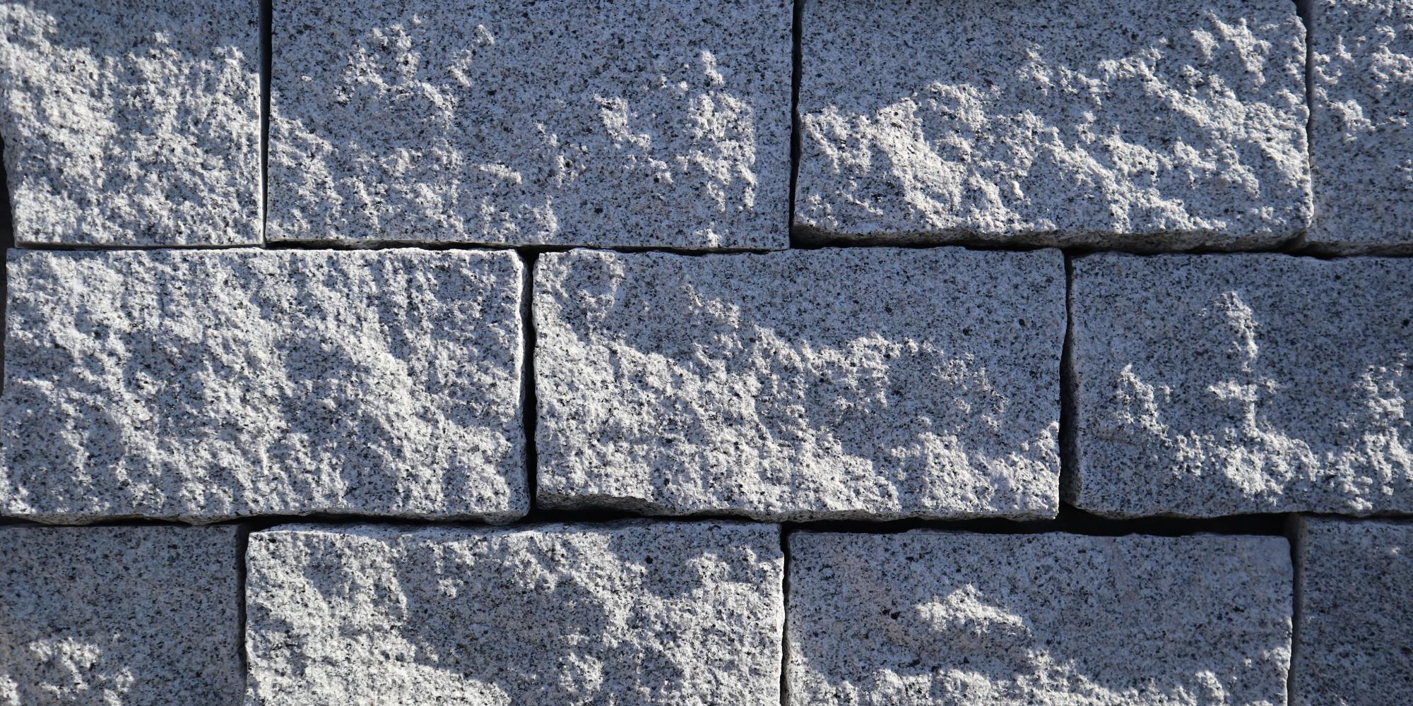 Pierre de taille en granit gris pour revêtement mural en vente chez Roches et Galets