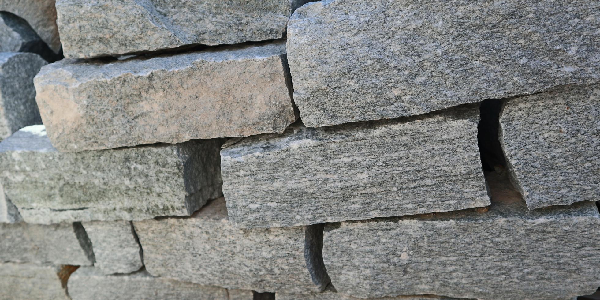 Barrette en pierre de Luzerne grise pour revêtement mural en vente chez Roches et Galets