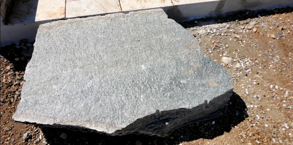 Marche en pierre de Luzerne en vente chez Roches et Galets