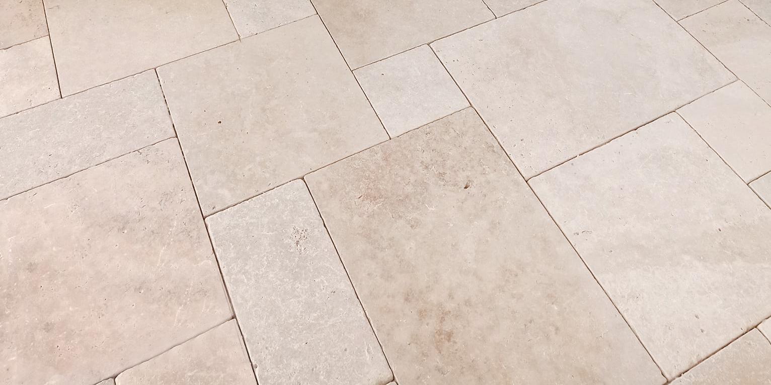 Dallage opus travertin en vente chez Roches et Galets