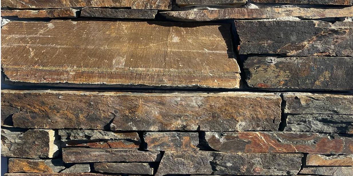 Parement rustique rouge en vente chez Roches et Galets