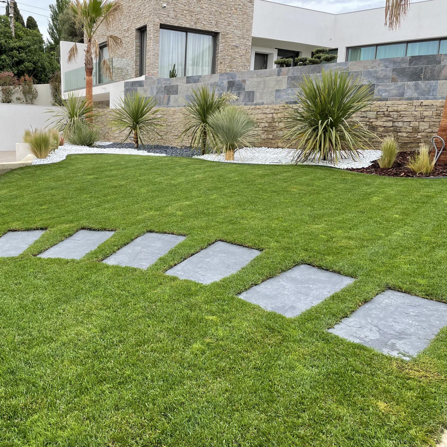 Allée en ardoise, paillage en galets, parement décoratif naturel