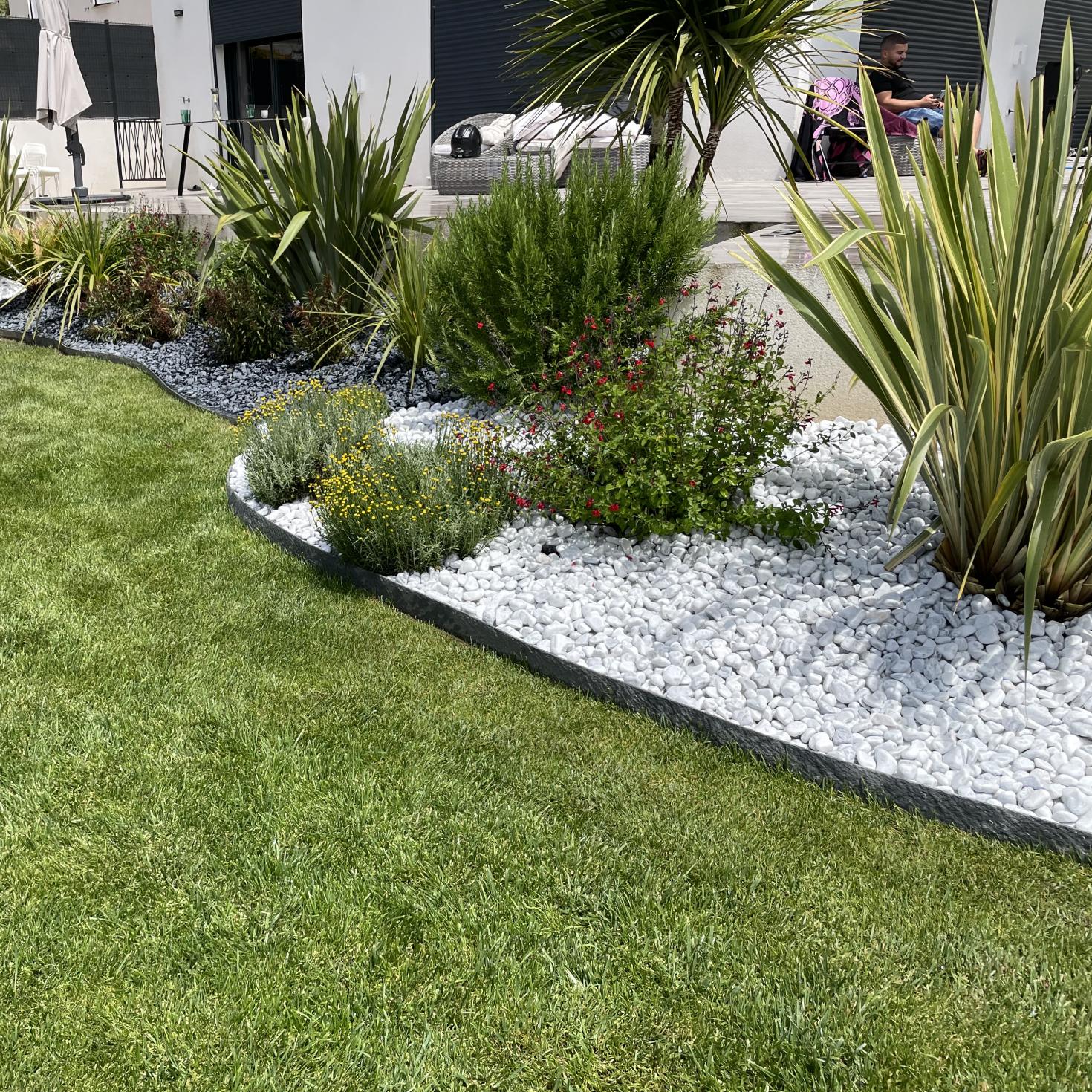 Réalisation paysagiste en galets noirs Igea et galets marbre blanc de Carrare