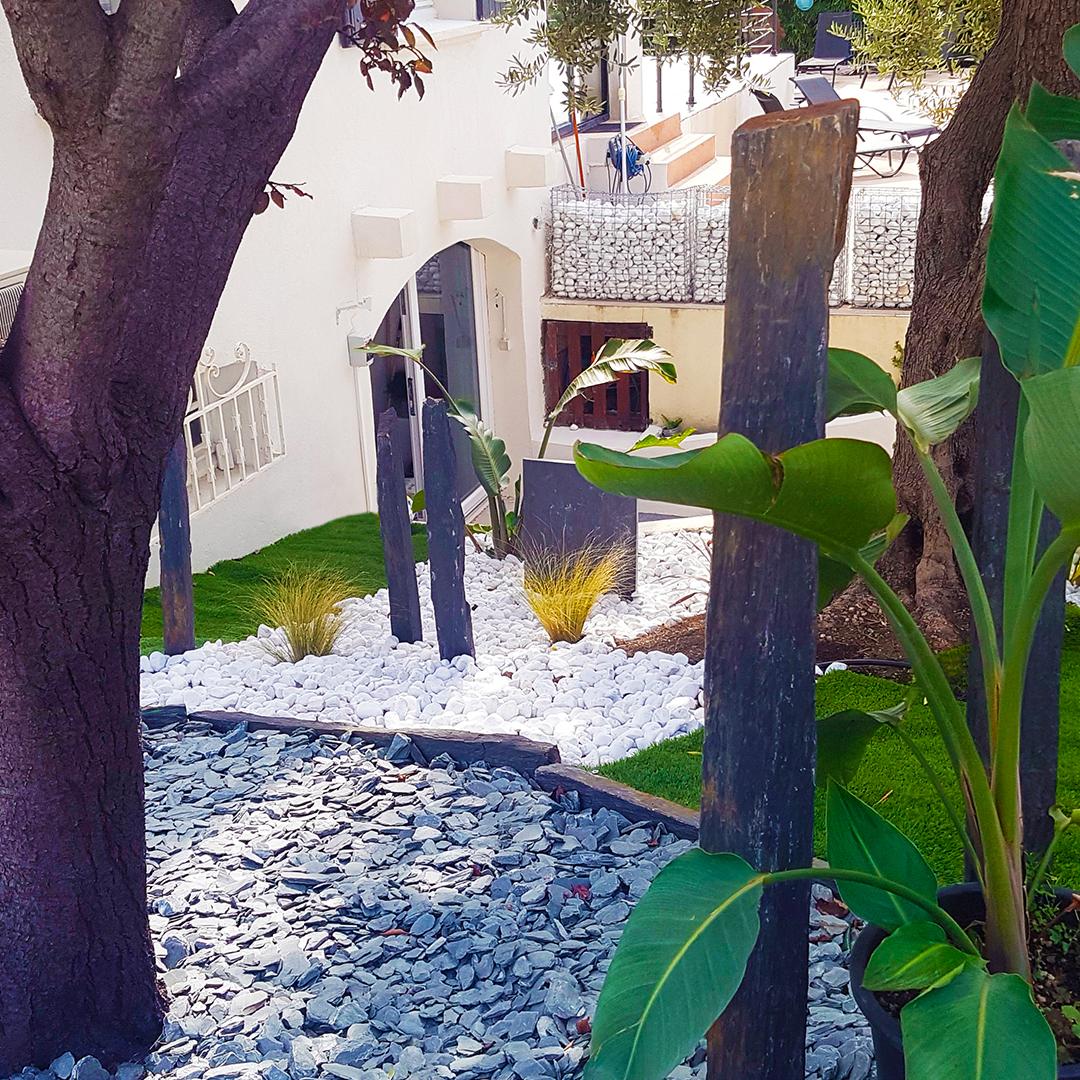 Réalisation en piquets de schiste, galets blancs et paillettes de schiste ardoisier