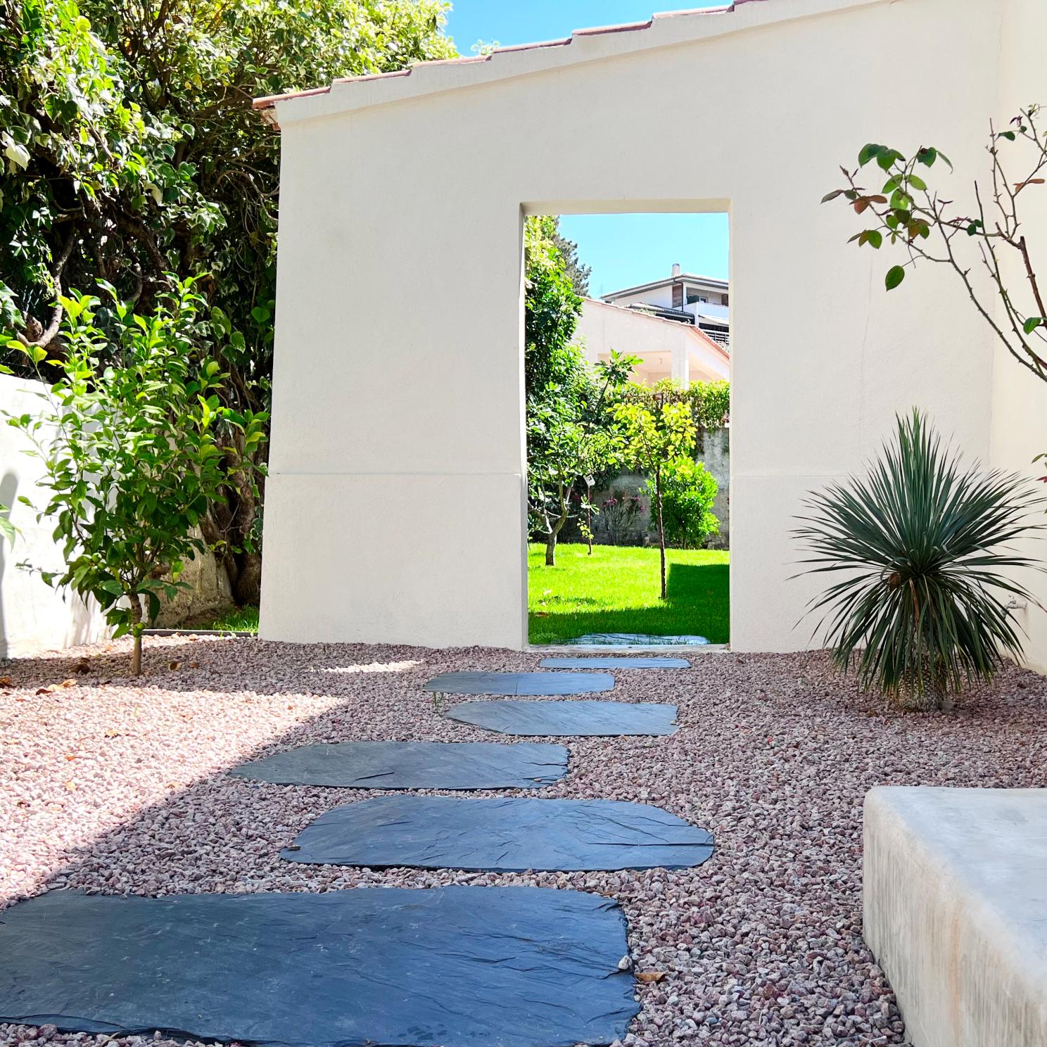 Réalisation client en ardoise en concassé rose Méditerranée 